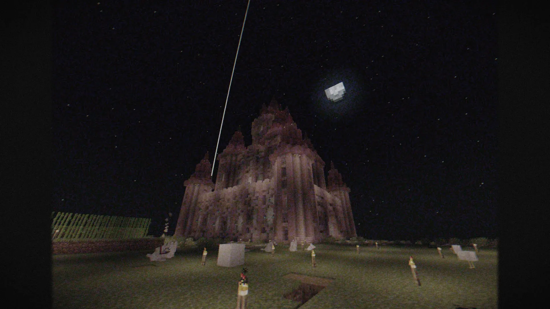 Château médiéval entouré de brume avec le shader Cursed Fog dans Minecraft